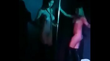 Латино-американка в тайной комнатушке лижет пенисы разных парней перед камерой